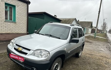 Chevrolet Niva I рестайлинг, 2018 год, 855 000 рублей, 3 фотография