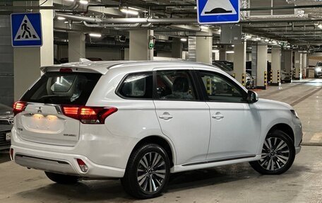 Mitsubishi Outlander III рестайлинг 3, 2022 год, 3 650 000 рублей, 2 фотография