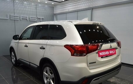 Mitsubishi Outlander III рестайлинг 3, 2018 год, 1 998 000 рублей, 4 фотография