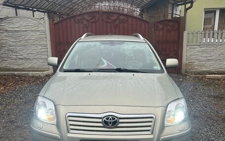 Toyota Avensis III рестайлинг, 2005 год, 1 100 000 рублей, 1 фотография