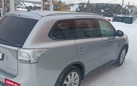 Mitsubishi Outlander III рестайлинг 3, 2014 год, 2 100 000 рублей, 2 фотография