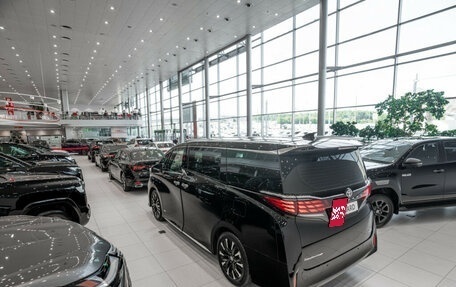 Toyota Alphard, 2024 год, 18 790 000 рублей, 10 фотография