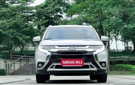 Mitsubishi Outlander III рестайлинг 3, 2020 год, 1 955 000 рублей, 2 фотография