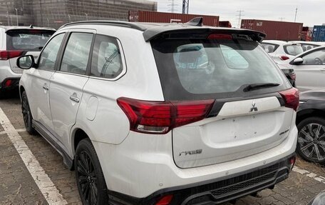 Mitsubishi Outlander III рестайлинг 3, 2022 год, 3 300 000 рублей, 4 фотография