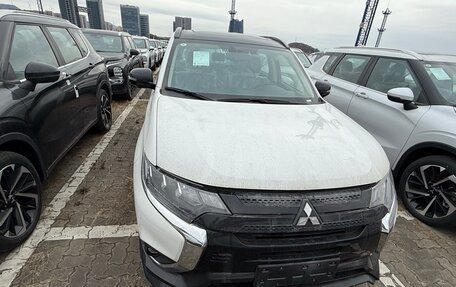 Mitsubishi Outlander III рестайлинг 3, 2022 год, 3 200 000 рублей, 9 фотография