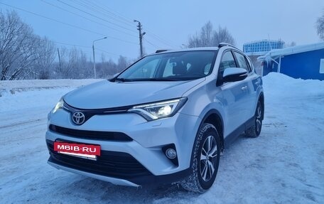 Toyota RAV4, 2015 год, 2 300 000 рублей, 6 фотография