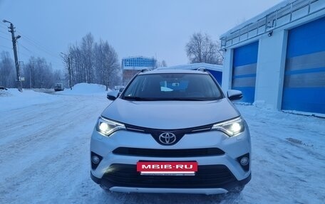 Toyota RAV4, 2015 год, 2 300 000 рублей, 10 фотография