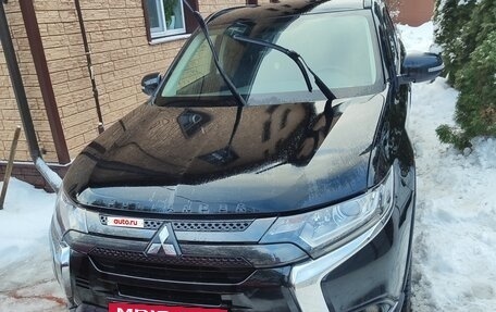 Mitsubishi Outlander III рестайлинг 3, 2022 год, 3 150 000 рублей, 6 фотография