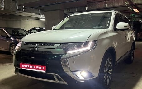 Mitsubishi Outlander III рестайлинг 3, 2019 год, 2 650 000 рублей, 2 фотография