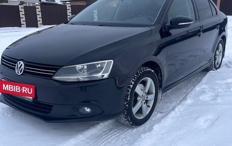 Volkswagen Jetta VI, 2013 год, 1 250 000 рублей, 2 фотография