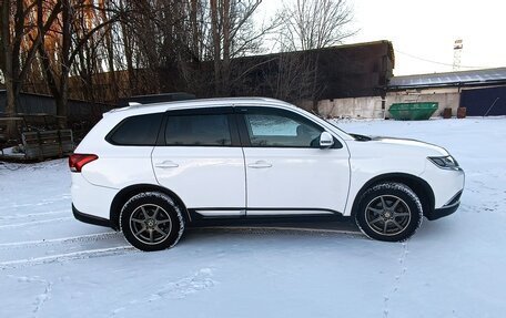 Mitsubishi Outlander III рестайлинг 3, 2017 год, 2 200 000 рублей, 9 фотография