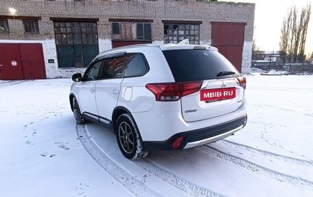 Mitsubishi Outlander III рестайлинг 3, 2017 год, 2 200 000 рублей, 6 фотография