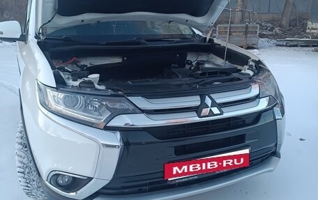 Mitsubishi Outlander III рестайлинг 3, 2017 год, 2 200 000 рублей, 12 фотография