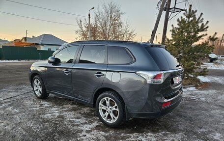 Mitsubishi Outlander III рестайлинг 3, 2013 год, 1 585 000 рублей, 2 фотография