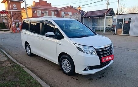 Toyota Noah III, 2015 год, 2 100 000 рублей, 2 фотография