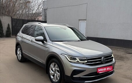 Volkswagen Tiguan II, 2021 год, 3 550 000 рублей, 2 фотография