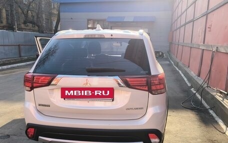 Mitsubishi Outlander III рестайлинг 3, 2018 год, 2 450 000 рублей, 6 фотография