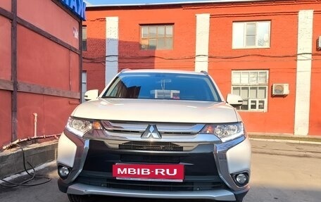 Mitsubishi Outlander III рестайлинг 3, 2018 год, 2 450 000 рублей, 8 фотография