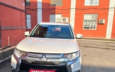 Mitsubishi Outlander III рестайлинг 3, 2018 год, 2 450 000 рублей, 10 фотография