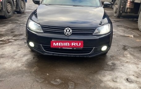 Volkswagen Jetta VI, 2014 год, 1 240 000 рублей, 2 фотография