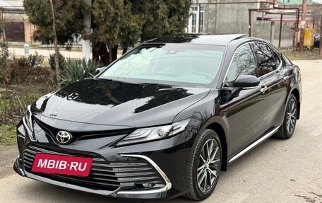 Toyota Camry, 2023 год, 3 900 000 рублей, 2 фотография