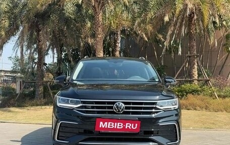 Volkswagen Tiguan II, 2021 год, 3 080 000 рублей, 2 фотография