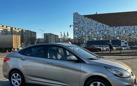 Hyundai Solaris II рестайлинг, 2011 год, 800 000 рублей, 5 фотография