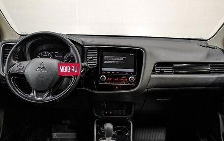 Mitsubishi Outlander III рестайлинг 3, 2022 год, 3 015 000 рублей, 14 фотография