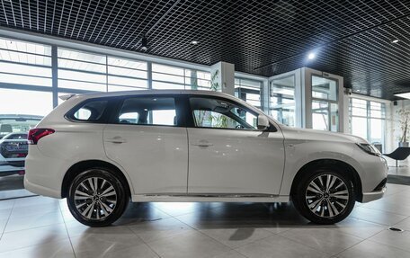 Mitsubishi Outlander III рестайлинг 3, 2022 год, 3 600 000 рублей, 4 фотография