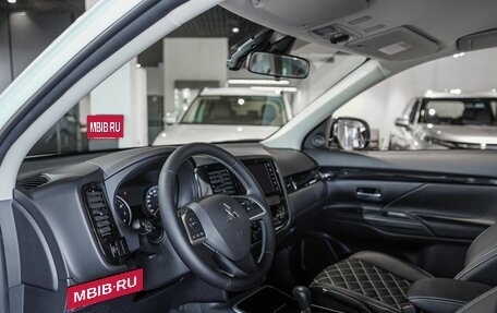 Mitsubishi Outlander III рестайлинг 3, 2022 год, 3 600 000 рублей, 7 фотография