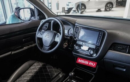 Mitsubishi Outlander III рестайлинг 3, 2022 год, 3 600 000 рублей, 12 фотография