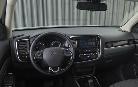 Mitsubishi Outlander III рестайлинг 3, 2022 год, 3 150 000 рублей, 6 фотография