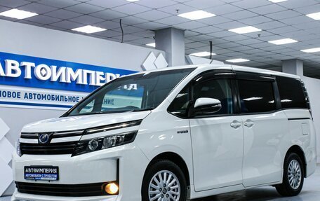 Toyota Voxy III, 2014 год, 2 058 000 рублей, 2 фотография