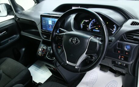 Toyota Voxy III, 2014 год, 2 058 000 рублей, 24 фотография