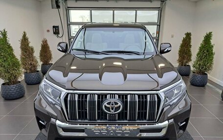 Toyota Land Cruiser Prado 150 рестайлинг 2, 2022 год, 7 350 000 рублей, 2 фотография