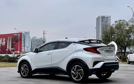 Toyota C-HR I рестайлинг, 2022 год, 1 830 400 рублей, 5 фотография