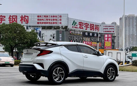 Toyota C-HR I рестайлинг, 2022 год, 1 830 400 рублей, 7 фотография