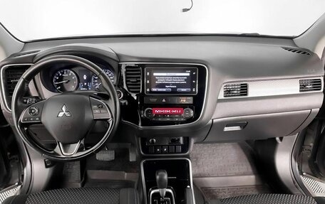 Mitsubishi Outlander III рестайлинг 3, 2018 год, 2 050 000 рублей, 15 фотография