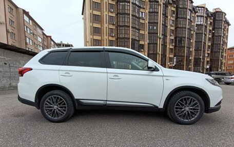 Mitsubishi Outlander III рестайлинг 3, 2017 год, 1 800 000 рублей, 2 фотография