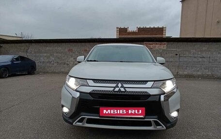 Mitsubishi Outlander III рестайлинг 3, 2017 год, 1 800 000 рублей, 9 фотография