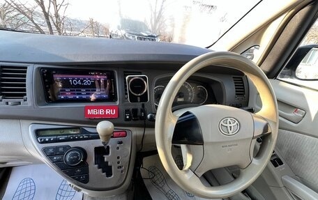 Toyota ISis I, 2009 год, 900 000 рублей, 4 фотография