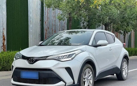 Toyota C-HR I рестайлинг, 2022 год, 2 100 000 рублей, 1 фотография