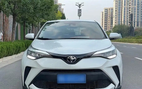 Toyota C-HR I рестайлинг, 2022 год, 2 100 000 рублей, 2 фотография