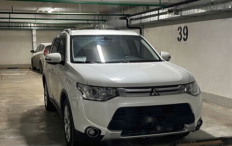 Mitsubishi Outlander III рестайлинг 3, 2014 год, 1 700 000 рублей, 3 фотография