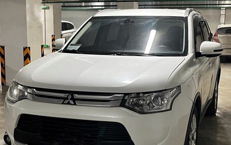 Mitsubishi Outlander III рестайлинг 3, 2014 год, 1 700 000 рублей, 4 фотография