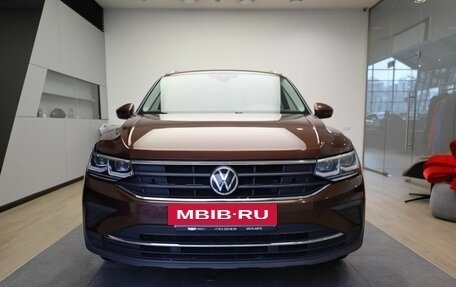 Volkswagen Tiguan II, 2021 год, 3 599 000 рублей, 2 фотография