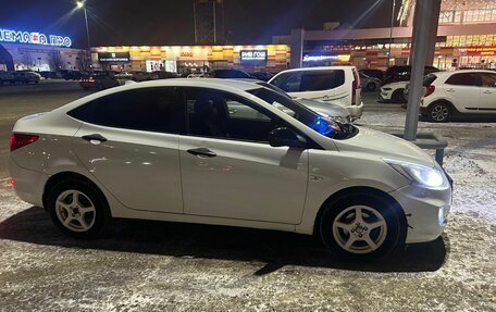 Hyundai Solaris II рестайлинг, 2011 год, 700 000 рублей, 4 фотография