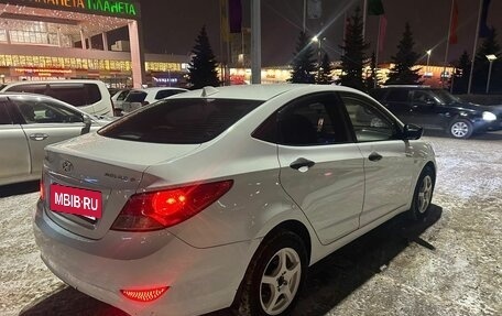 Hyundai Solaris II рестайлинг, 2011 год, 700 000 рублей, 11 фотография