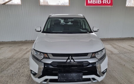 Mitsubishi Outlander III рестайлинг 3, 2022 год, 2 650 000 рублей, 2 фотография