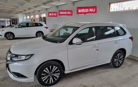 Mitsubishi Outlander III рестайлинг 3, 2022 год, 2 650 000 рублей, 3 фотография